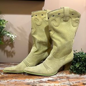 Green Suede Cowboy Boots 🤠 Cut out accents, pointed toe with 2.5” heels! 👢